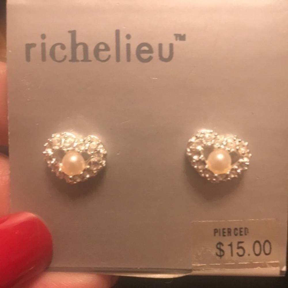 Richelieu silver heart studs with small pearl NWT